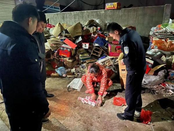 女子崩溃,深夜跨省报警!藏有13万元的纸箱被卖废品了 女子崩溃,深夜跨省报警!藏有13万元的纸箱被卖废品了